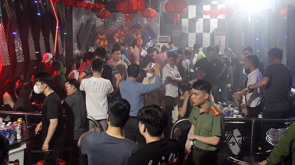 Bắt quả tang 29 người dương tính với ma tuý trong quán bar ở Quảng Bình - Ảnh 2